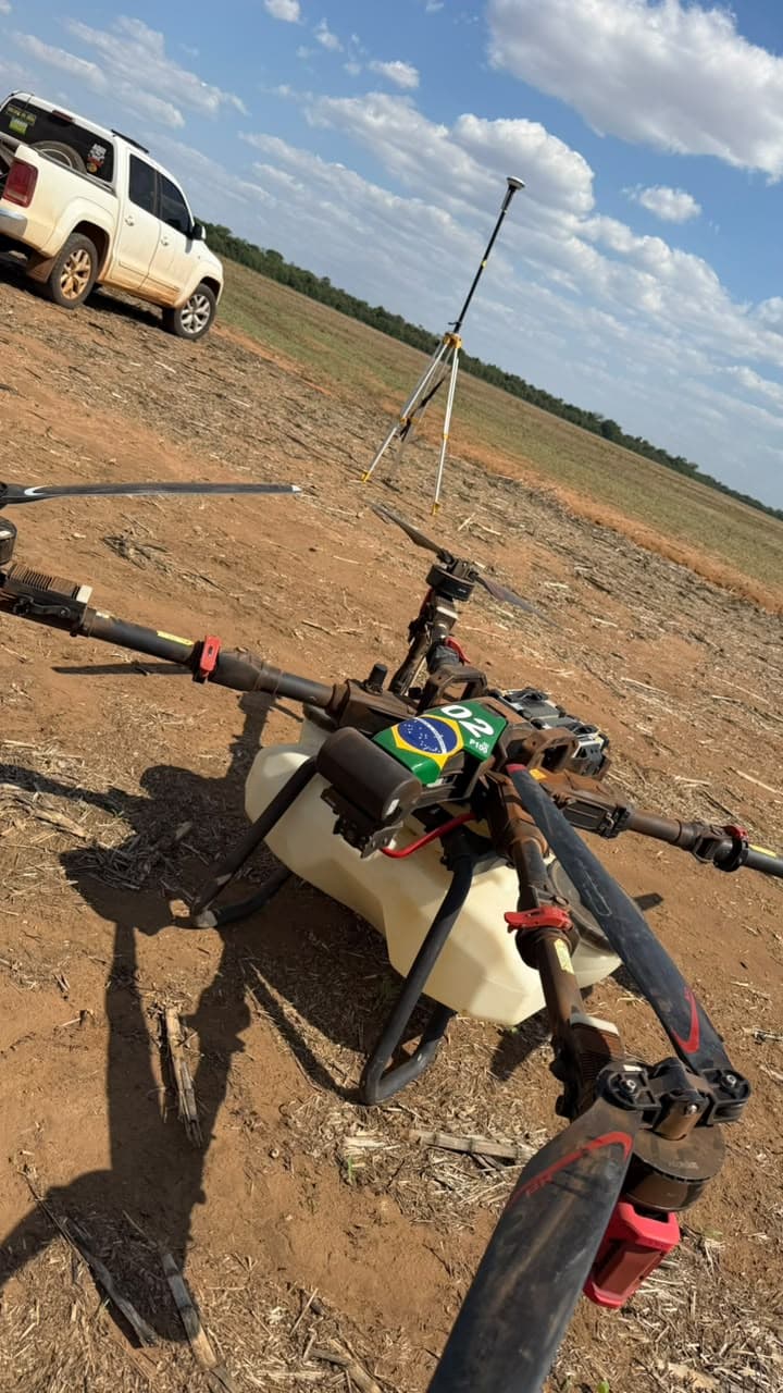 Drone agrícola da Agro Prime Drones pousado em campo, com o tanque de aplicação à mostra